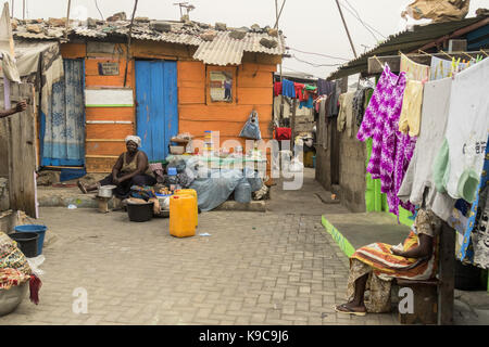 Accra, Ghana - 28 décembre 2016 : femme assise en face de sa maison à Accra, Ghana. Banque D'Images