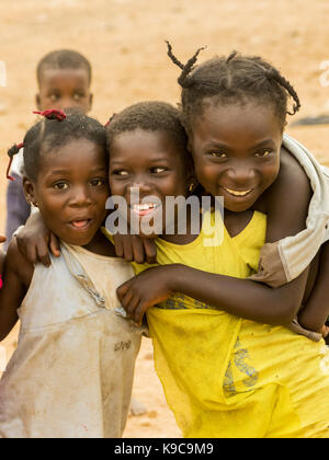 Accra, Ghana - décembre 28, 2016 : happy children dans une rue d'Accra, au Ghana. Banque D'Images