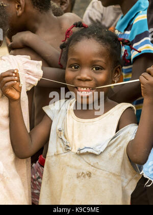 Accra, Ghana - 28 décembre 2016 : heureux l'enfant dans une rue d'Accra, au Ghana. Banque D'Images