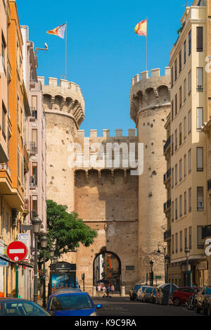 Valencia Espagne Torres de Quart, vue le long de la Carrer de quart vers l'cannon-ball endommagé façade de la Torres de Quart passerelle, Valencia Espagne. Banque D'Images