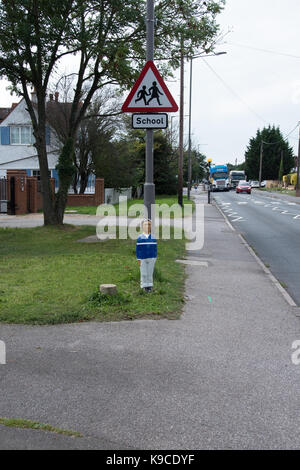 Bornes de sécurité routière à proximité de Iver Heath nourrissons l'école, dans le Buckinghamshire. Banque D'Images