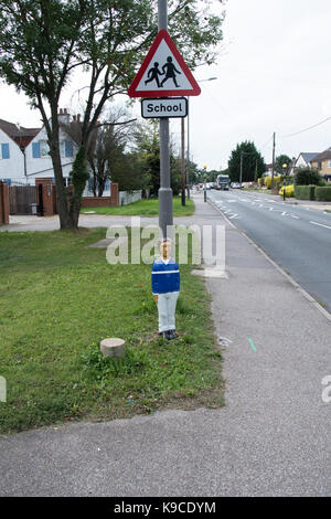 Bornes de sécurité routière à proximité de Iver Heath nourrissons l'école, dans le Buckinghamshire. Banque D'Images