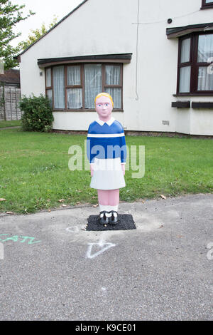 Bornes de sécurité routière à proximité de Iver Heath nourrissons l'école, dans le Buckinghamshire. Banque D'Images