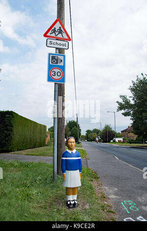 Bornes de sécurité routière à proximité de Iver Heath nourrissons l'école, dans le Buckinghamshire. Banque D'Images