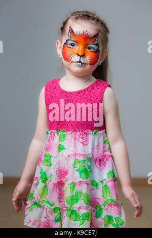 Belle petite fille avec un fox peint sur son visage. La peinture du visage Banque D'Images