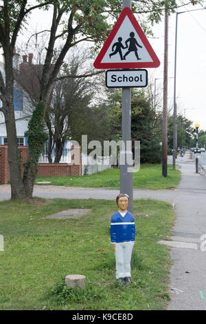 Bornes de sécurité routière à proximité de Iver Heath nourrissons l'école, dans le Buckinghamshire. Banque D'Images