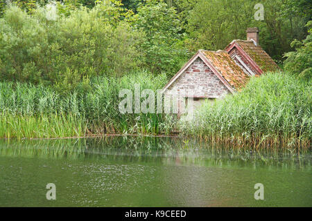 Maison solitaire dans un lac écossais Banque D'Images