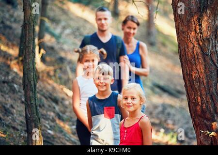 L'été à la campagne. famille sur le voyage en forêt. selective focus sur la petite fille. Banque D'Images