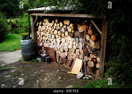 cheminée en bois, grumes hachées, stockage couvert, réservoir d'eau douce. pelle, toit en fonte ondulée. cadre en bois . Banque D'Images