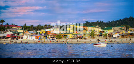 Panorama de la Plage Blanche à partir d'un bateau sur le Verde Island Passage à Puerto Galera, Mindoro oriental, Philippines, Asie du sud-est. Banque D'Images