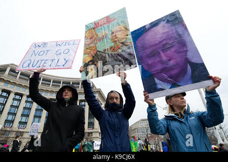Washington DC, USA - Le 20 janvier 2017 : Des manifestants se rassemblent comme Donald Trump prête le serment d'office et devient le 45e président des États-Unis Banque D'Images