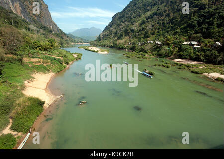 Deux bateaux à passagers font leur chemin à travers un ravin de montagne sur la rivière Nam Ou à Nong Khiaw, dans le nord-est du Laos Banque D'Images