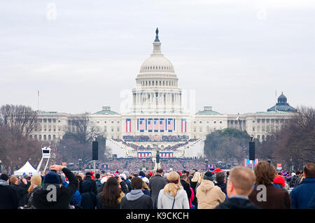 Washington DC, USA - Le 20 janvier 2017 : Des dizaines de milliers de personnes se rassemblent pour voir Donald J. Trump prêté serment en tant que 45e Président des Etats-Unis dans la Banque D'Images