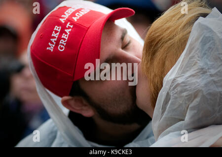 Washington DC, USA - Le 20 janvier 2017 : les partisans d'atout que Donald J. Trump kiss est assermenté à titre de 45e président des États-Unis au cours de la la Société Banque D'Images