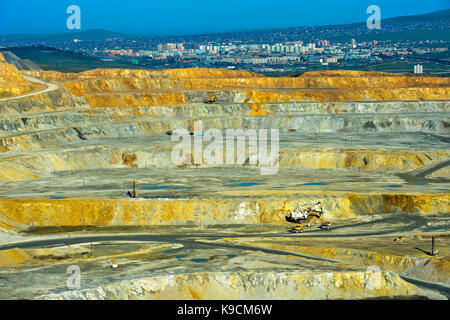 Des bancs d'une mine de cuivre à ciel ouvert de l'erdenet mining corporation emc, ville d'Erdenet erdenet, derrière, la Mongolie Banque D'Images