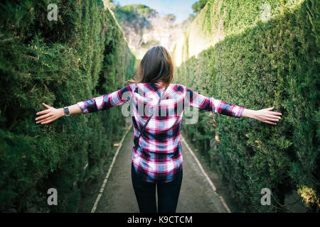 Jeune femme marche dans le parc du labyrinthe de barcelone Banque D'Images