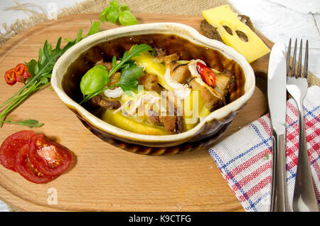 Pommes de terre cuites dans un pot en argile. Plat fait maison. Les légumes frais. Banque D'Images