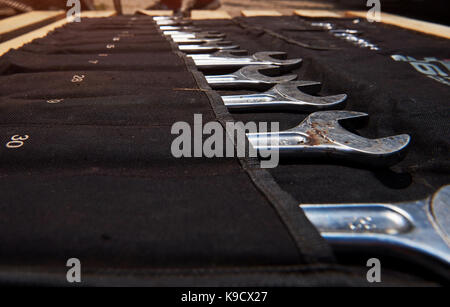 Set d'outils mécaniques. professional mécanicien de voiture en utilisant différents outils pour travailler Banque D'Images