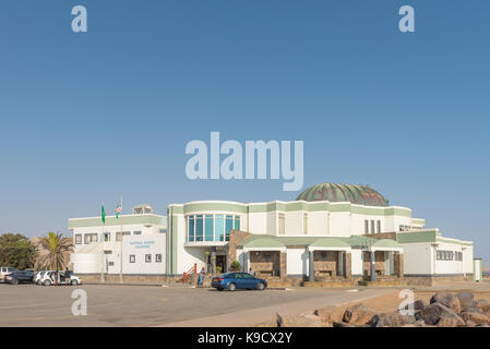 Swakopmund, Namibie - 30 juin 2017 : une scène de rue avec le National Marine Aquarium et les véhicules à Swakopmund dans le désert du namib en Namibie Banque D'Images