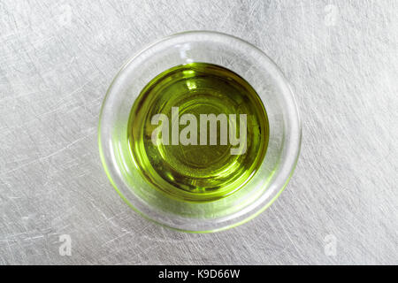 L'huile d'olive extra vierge dans un petit bol sur une table en acier inoxydable Banque D'Images