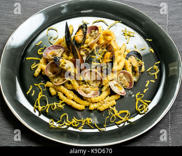 Passatelli à sec avec des coquillages et de l'écorce de citron frises Banque D'Images