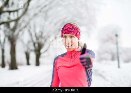 Une femme en marche de remise en forme en hiver Banque D'Images