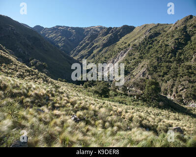 Villa de Merlo, San Luis, Argentine - 2017: Le ruisseau et les montagnes de Pasos Malos, situé à la limite de la ville. Banque D'Images