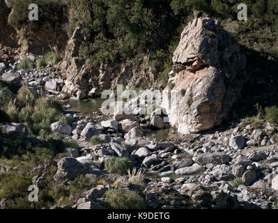 Villa de Merlo, San Luis, Argentine - 2017: Le ruisseau et les montagnes de Pasos Malos, situé à la limite de la ville. Banque D'Images