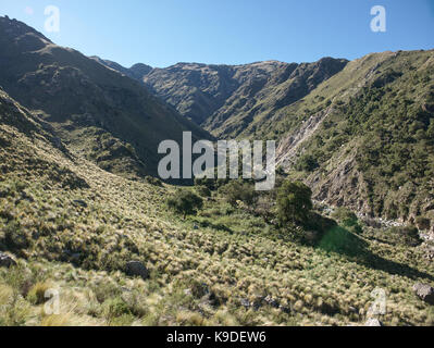 Villa de Merlo, San Luis, Argentine - 2017: Le ruisseau et les montagnes de Pasos Malos, situé à la limite de la ville. Banque D'Images