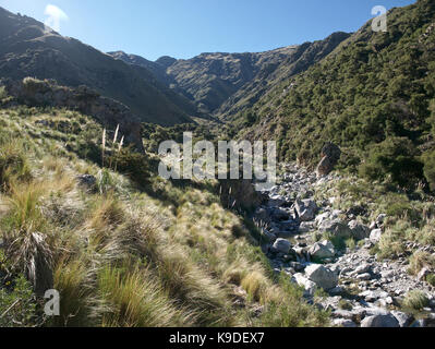 Villa de Merlo, San Luis, Argentine - 2017: Le ruisseau et les montagnes de Pasos Malos, situé à la limite de la ville. Banque D'Images