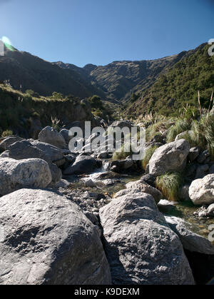 Villa de Merlo, San Luis, Argentine - 2017: Le ruisseau et les montagnes de Pasos Malos, situé à la limite de la ville. Banque D'Images