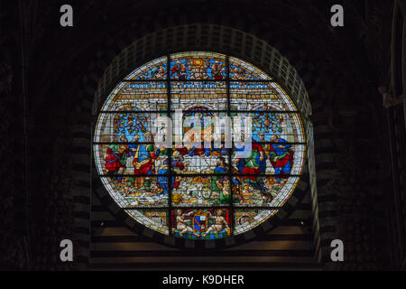 L'Italie, siena - 26 décembre 2016 : vue de l'intérieur de cathédrale de Santa Maria Assunta. vitraux de la Duomo di Siena sur décembre Banque D'Images