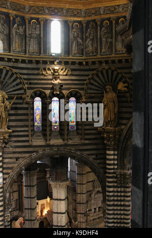 L'Italie, siena - 26 décembre 2016 : le point de vue de l'intérieur de la cathédrale de Sienne le passage sous le toit le 26 décembre 2016 à Sienne, Toscane, il Banque D'Images