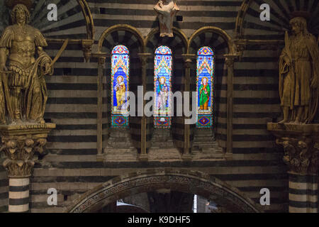 L'Italie, siena - 26 décembre 2016 : le point de vue du vitrail de la cathédrale de Sienne. vue de l'intérieur de la cathédrale sous le passage Banque D'Images
