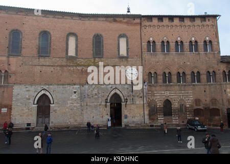 L'Italie, siena - 26 décembre 2016 : le point de vue de Santa Maria della Scala sur la piazza del Duomo, le 26 décembre 2016 à Sienne, toscane, italie. Banque D'Images