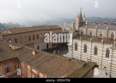 L'Italie, siena - 26 décembre 2016 : le point de vue de facciatone de Duomo ou cathédrale de Santa Maria Assunta le 26 décembre 2016 dans le si Banque D'Images