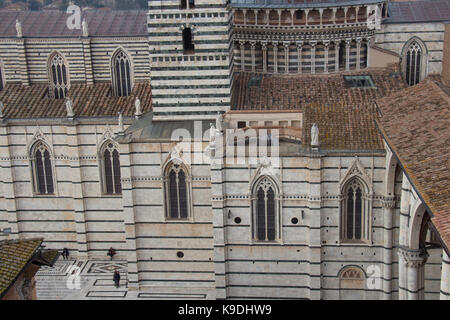 L'Italie, siena - 26 décembre 2016 : la vue détaillée du facciatone de Duomo ou cathédrale de Santa Maria Assunta le 26 décembre 2 Banque D'Images