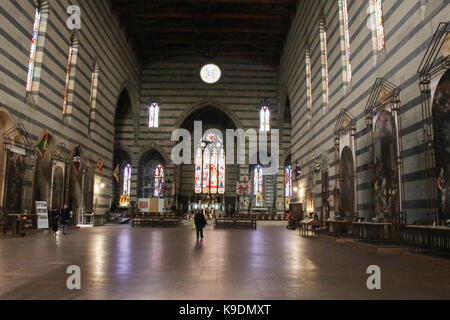 L'Italie, siena - 26 décembre 2016 : la vue de l'intérieur de la basilique de San francesco à sienne le 26 décembre 2016 à Sienne, toscane, italie. Banque D'Images