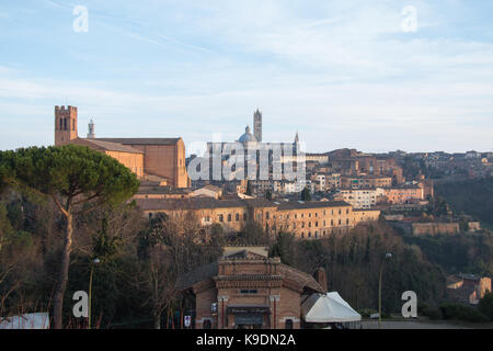 L'Italie, siena - 26 décembre 2016 : le point de vue de la Duomo di Siena à partir de la forteresse Medici le 26 décembre 2016 à Sienne, toscane, italie. Banque D'Images