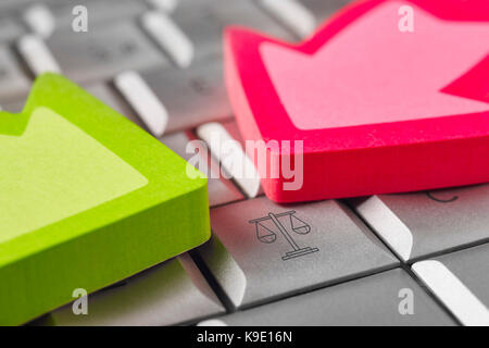 Symbole de la justice sur un clavier d'ordinateur portable avec la flèche de signalisation. e-business Banque D'Images