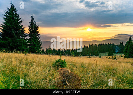 Les photos ont pris un voyage sur les montagnes des Carpates autour d'Ivan pop. Banque D'Images