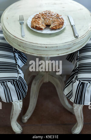 Délicieux croissant aux amandes sur tableau blanc vintage Banque D'Images