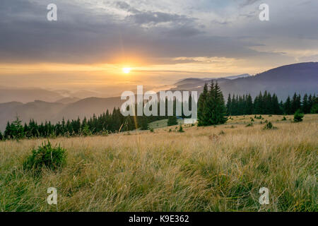 Les photos ont pris un voyage sur les montagnes des Carpates autour d'Ivan pop. Banque D'Images