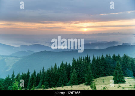 Les photos ont pris un voyage sur les montagnes des Carpates autour d'Ivan pop. Banque D'Images