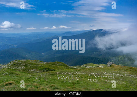 Les photos ont pris un voyage sur les montagnes des Carpates autour d'Ivan pop. Banque D'Images