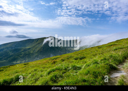 Les photos ont pris un voyage sur les montagnes des Carpates autour d'Ivan pop. Banque D'Images