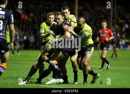 Castleford tigers' greg eden est abordé par hull fc's mark minichiello (à gauche) au cours de la super betfred 8s match à la mend-a-tuyau jungle, Castleford. Banque D'Images