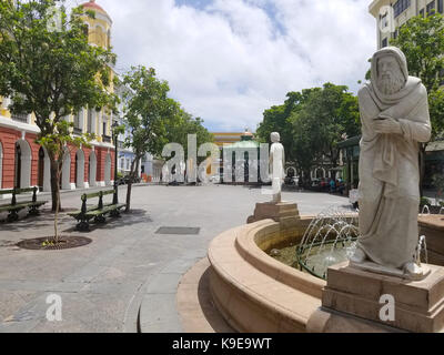 Fontaine dans la vieille ville de San Juan, Puerto Rico plaza. journée d'été. Banque D'Images