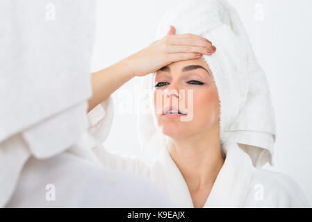 Close-up of a woman in bathrobe souffrant de fièvre Banque D'Images