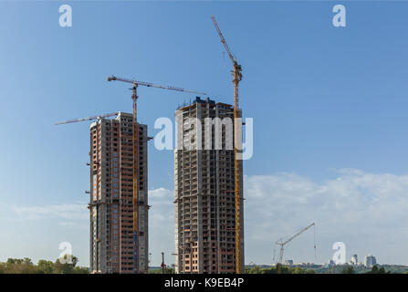 Deux bâtiments à plusieurs étages en construction. Beaucoup de grues. construction de logements modernes de construction. d'affaires. Banque D'Images